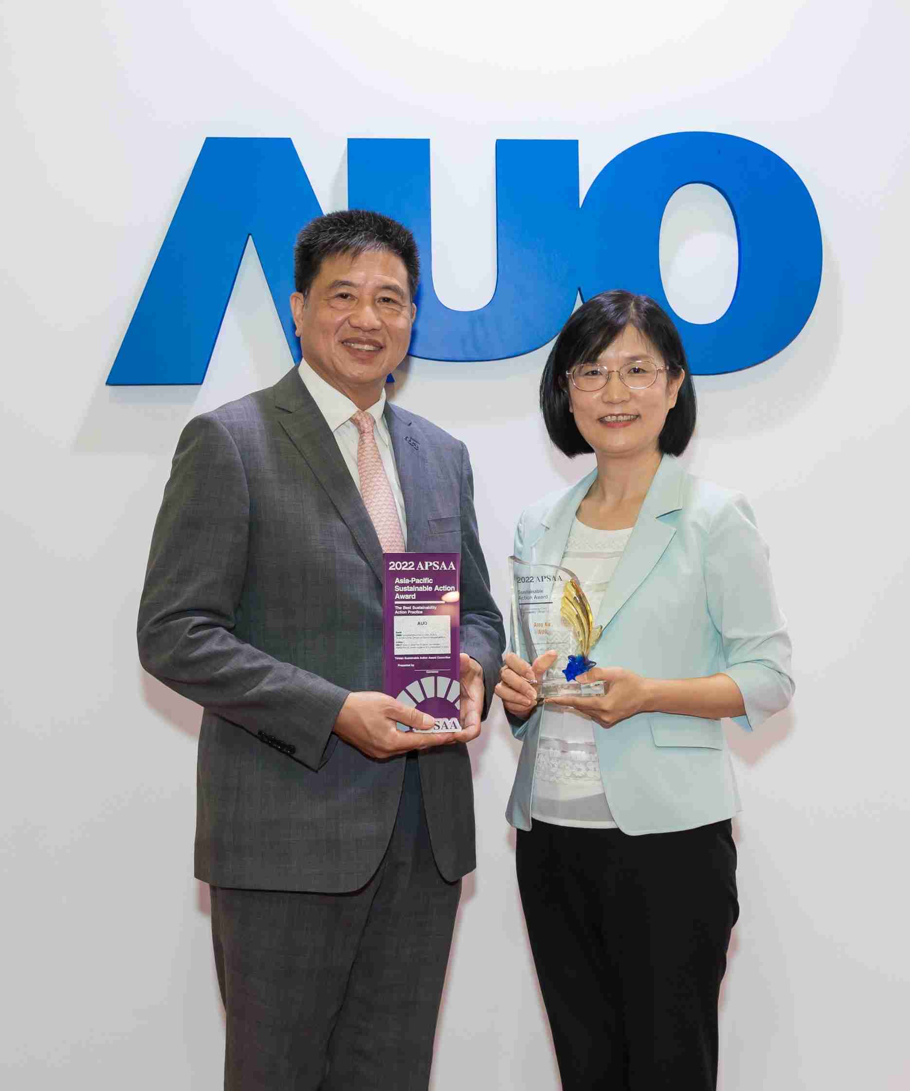 MG电玩长期垫筑永续远景的基石，，，透过ESG暨气候委员会逐步实践永续策略蓝图。。。。其中，，，，MG电玩光电永续长古秀华带领团队、、、、制定中长期目标，，，，缔造多面向亮眼表现，，获得「顶尖永续长奖」的个人奖殊荣（左：MG电玩光电董事长暨执行长彭双浪，，，，右：MG电玩光电永续长古秀华）