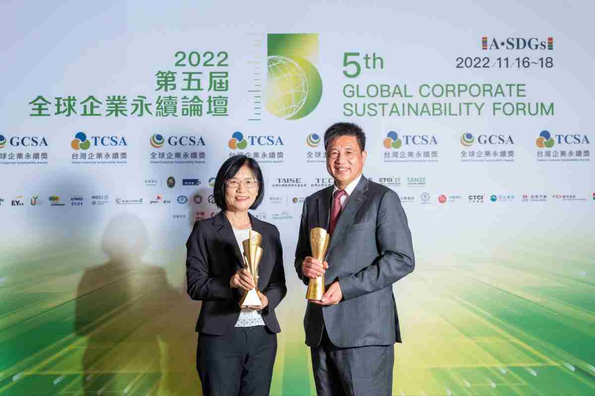 MG电玩作为净零碳排先锋，，，期引领价值链伙伴同行共好，，，卫冕制造业组“十大典范企业” 二连冠殊荣(左：MG电玩光电永续长古秀华，，右：MG电玩光电董事长暨执行长彭双浪)