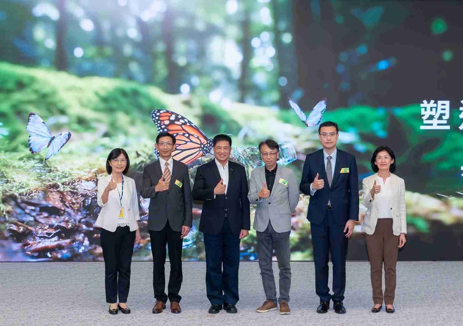 友達2023 CSR共榮大會，，，邀請領域專家分享交流生物多樣性管理趨勢、、無塑產品、、海廢永續塑料等議題  （圖左到右：友達光電永續長古秀華、、、3M台灣技術長陳君杰、、、、友達光電董事長暨集團策略長彭双浪、、、光寶科技企業永續發展處處長陳慶暉、、、安永聯合會計師事務所執業會計師曾于哲、、、友達光電供應鏈總部副總經理吳宜芳）