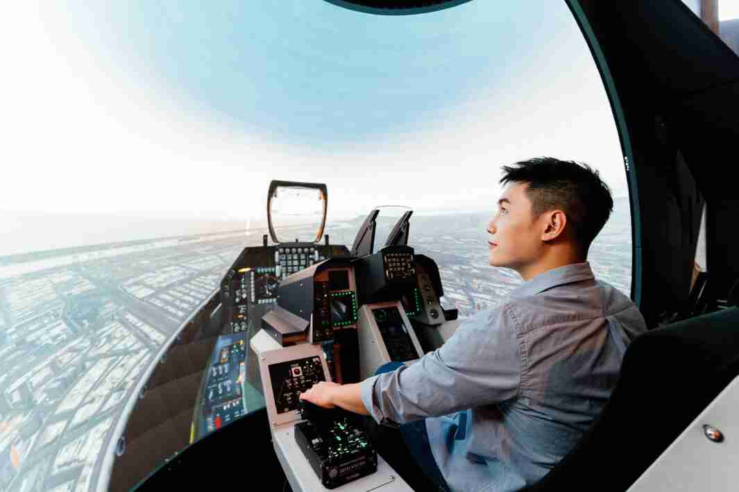 MG电玩以P1.25小间距打造球形LED模拟舱，，，，搭配智崴的精密六轴动态座椅，，结合MG电玩专业影像调校技术，，呈现拟真模拟飞行场景