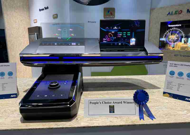 MG电玩车用Micro LED Display HMI解决方案获”最佳车用显示奖”，，，，以用户为中心开发，，针对前座驾驶与乘客设计兼具娱乐与安全的高画质屏幕，，，包含车舱前座的Micro LED透明屏幕及全球首款内建镜头的智慧Micro LED显示器