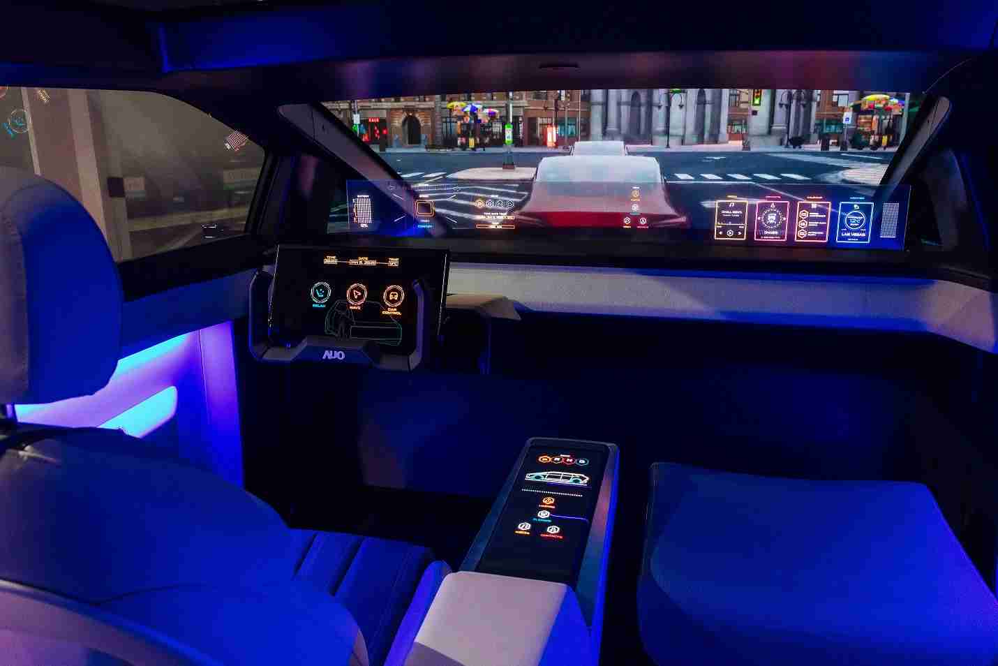 MG电玩连续四年入围科睿唯安全球百大创新机构，，专利布局科技与绿色创新前沿。。。。图为MG电玩发挥先进显示科技Micro LED多元尺寸与型态应用优势所打造之智能车舱；同时，，，，MG电玩已于全球累积取得4500件节能减碳相关的专利证书，，，，当中2024年Micro LED年度获证量占比已超过8成