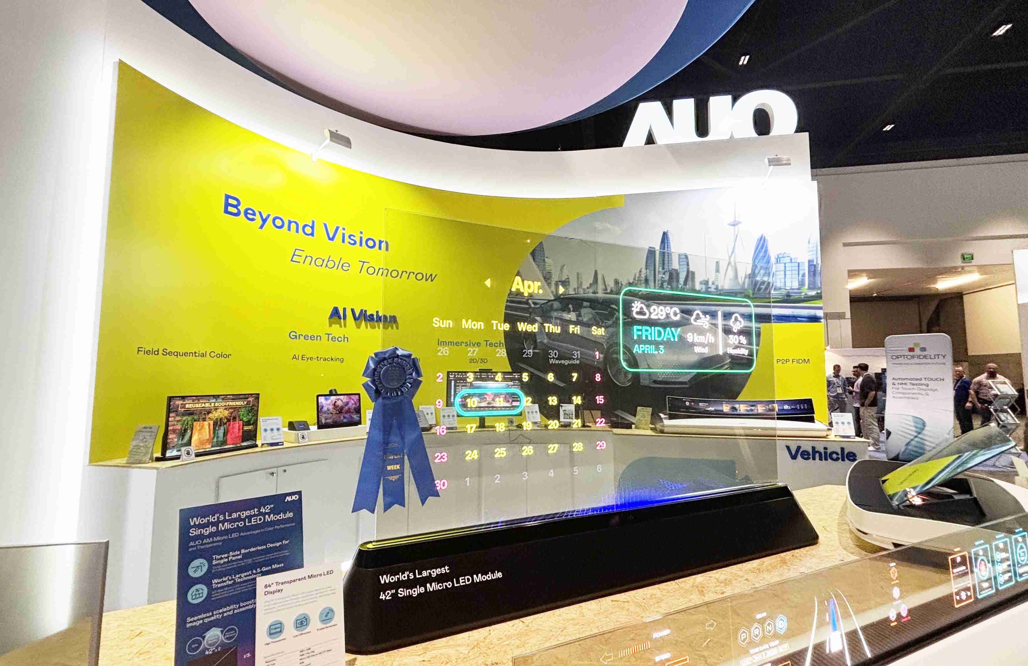 MG电玩64吋透明Micro LED显示器获〝最佳Micro LED技术应用奖〞，，，，其绝妙的透明穿透特性，，，，同时具备1,000 nits的高亮度表现，，，并透过精细的无缝拼接延伸，，，可依需求灵活应用于多元场域，，展现出Micro LED显示技术划时空的无限潜力